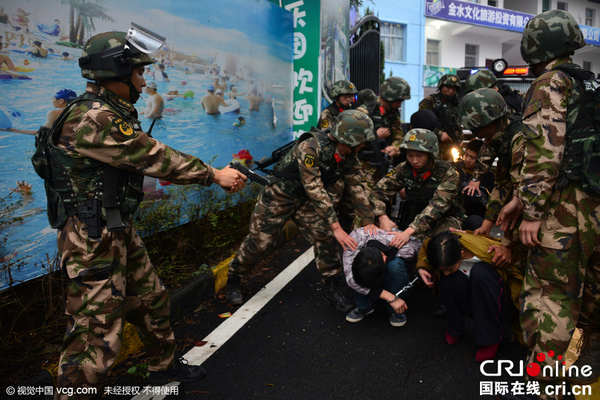 2015年11月22日，江西上饶公安和武警上饶市支队官兵在抓捕过程中，果断击毙持枪拒捕的“11月2日晚江西上饶市枪击案”在逃主犯应某，并抓获两男一女三名嫌疑人。图片来源：视觉中国