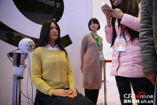美女机器人亮相世界机器人大会引围观 摄影:沈湜