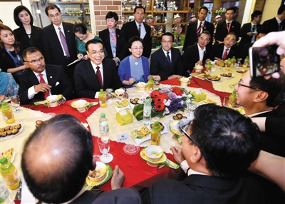 李克强与日首相在吉隆坡简短交谈|互利|李克强