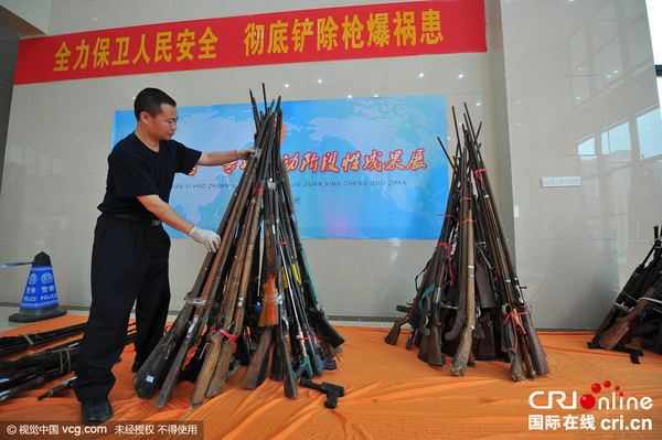 2015年11月23日，广西崇左市公安机关召开“神剑1号”专项行动新闻发布会。截止11月23日，崇左市全市公安机关共收缴各类非法枪支408支，子弹3295发。图片来源：视觉中国