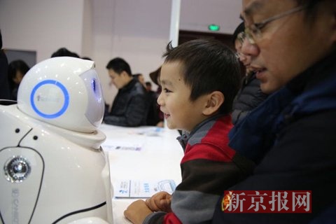 机器人小U有着陪伴小孩儿玩游戏的功能。