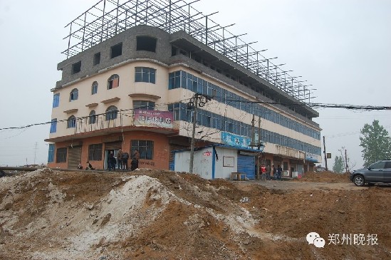 ↑↑明湖办事处负责人说,拆迁前马连福及家人是同意的,不是强拆。