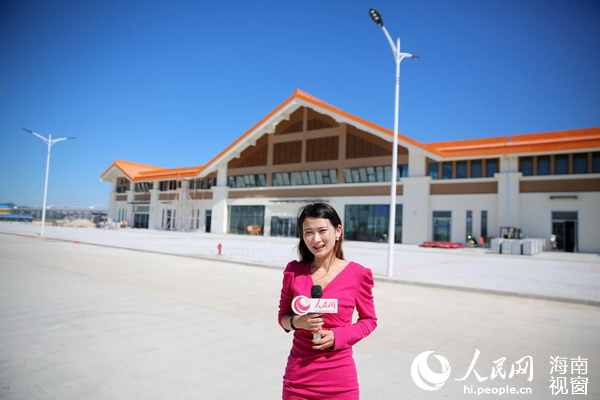 人民网海南视窗记者在尖峰站前采访