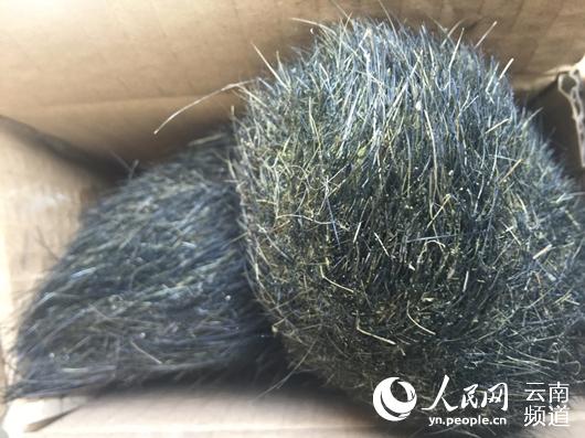 从猪肚子内取出的两块“异物”