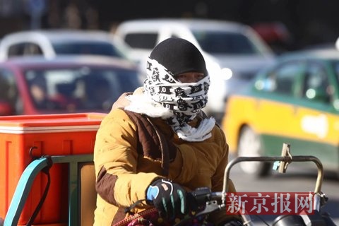 知春路，寒风中的行人。