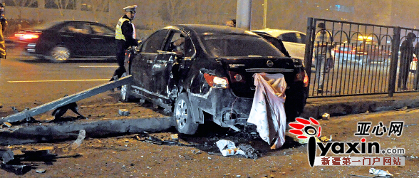 这张图片显示,爆胎后失控的车辆冲进隔离带,撞毁护栏。城市快速路交警大队供图