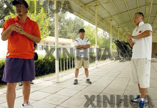 资料图:杨昌勋在指导中国队员 图片来源:新华网