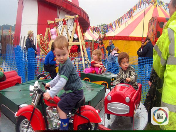 　　在英国的一处小型游乐场，陪孩子玩的有不少爸爸。