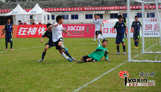 喀什市儿子娃娃足球队在比赛中