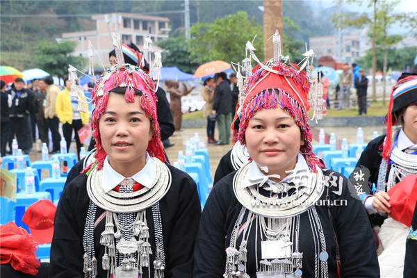 身着盛装的瑶族妇女 云南网记者 自然 摄