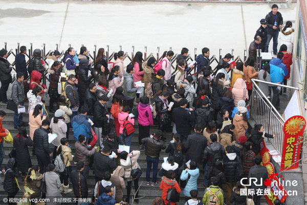 2015年11月29日，山东省烟台市，考生有序进入南通路小学考点。图片来源:凤尾竹/视觉中国