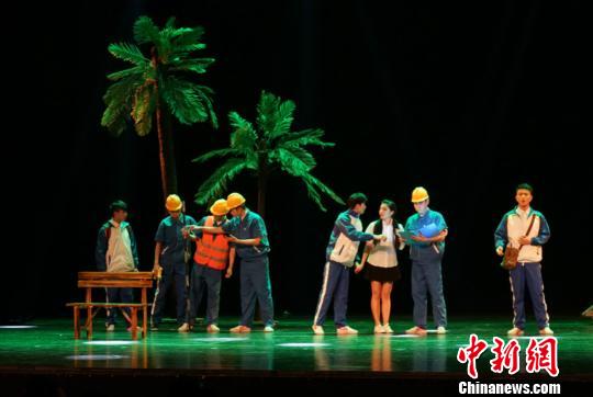 图为主人公们憧憬自己的后高考生活。钟旖 摄 11月28日晚,由重庆邮电大学移通学院大一、大二学生共同编排的原创音乐剧《错轨》在重庆大剧院上演。该剧讲述了普通家庭的孩子行走在中国独具特色的人生独木桥高考前后的故事和矛盾冲突,主人公在努力追求自我人生价值的同时,面临着道义、生存和责任的考验。据了解,此剧为重庆第五届大学生戏剧节推选出的优秀剧目。