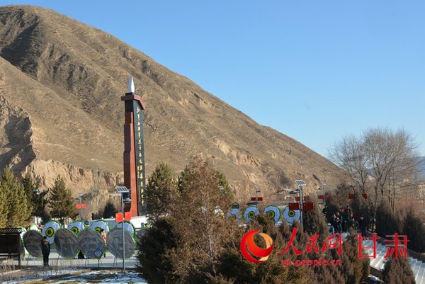 国旗护卫下的古浪战役烈士纪念碑（刘海天 摄）