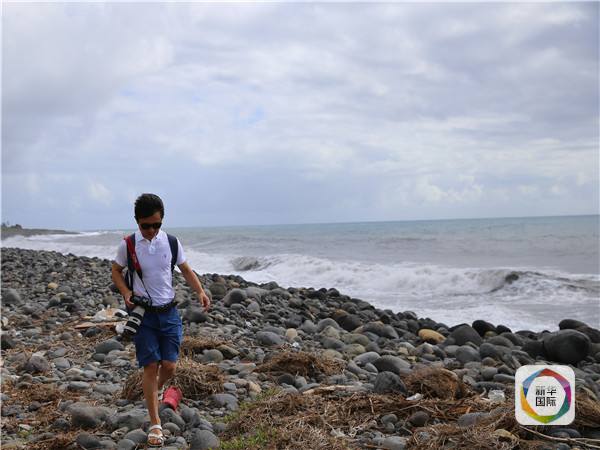 　　图为张川石在留尼汪海滩采访。