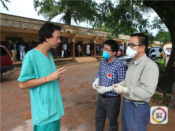 　　图为林晓蔚（右一）在采访。