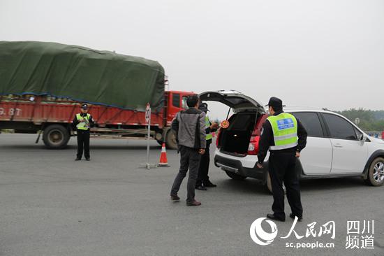 成都警方对过往车辆进行检查。