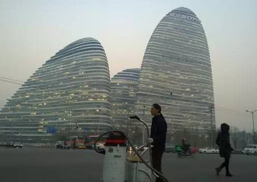他把北京雾霾做成板砖 说这是平民发声的武器