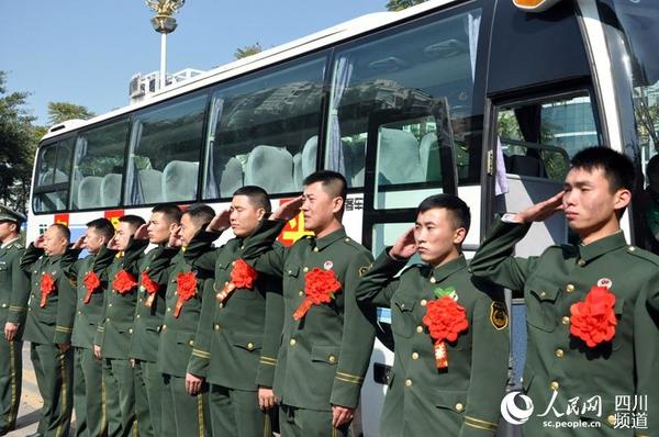 武警四川省总队凉山彝族自治州支队退伍老兵们一起献给军旗的最后一个军礼。（李结义 摄）