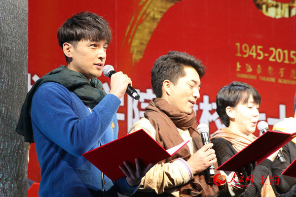 作为上戏十大校草级男星代表的胡歌与校友们一起诗朗诵。