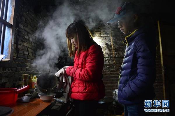 11月24日,黄林在家中给弟弟熬药。