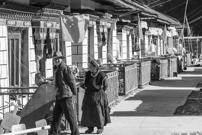 工布江达县新生村宽敞整洁的新房屋前，插满了五星红旗。