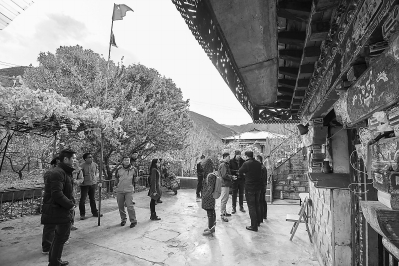在福建援藏干部的帮助下，朗县洞嘎镇卓村的村民开起了家庭旅馆，发展庭院经济。　　　　　　　　　　　　　　　　　　本报记者　林双伟　摄