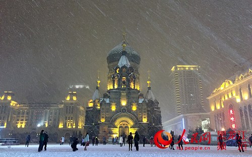 雪中的哈尔滨索菲亚教堂。围城 摄