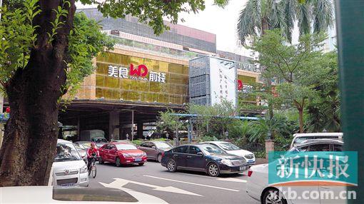 ■五羊新城中心区有一座横跨主干道的过街楼,国内罕见——上为餐饮、影院,接通二层步行系统,下为公共交通枢纽。