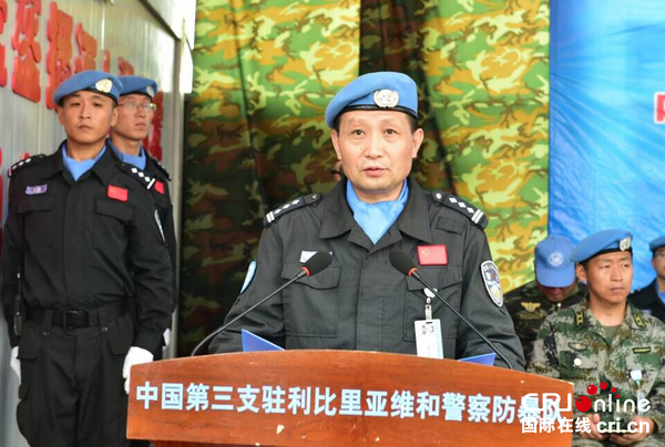 利比里亚锡诺州格林维尔市中国防暴队营地，公安部国际合作局副局长徐乃刚在授勋仪式上讲话。摄影由永怀