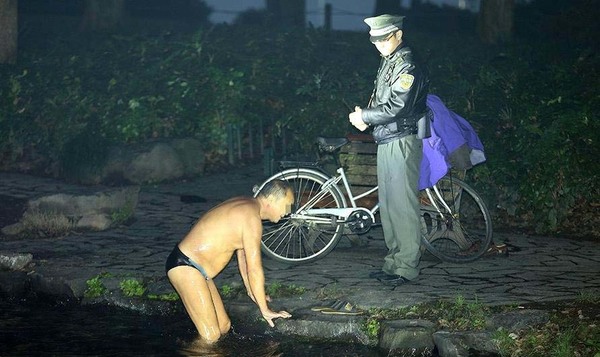 大爷西湖野泳被抓