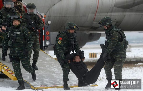 图为被“击毙”的“劫机份子”。