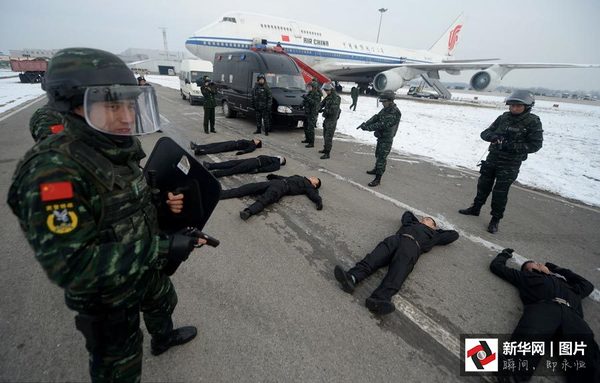 图为被“击毙”的“劫机份子 ”。