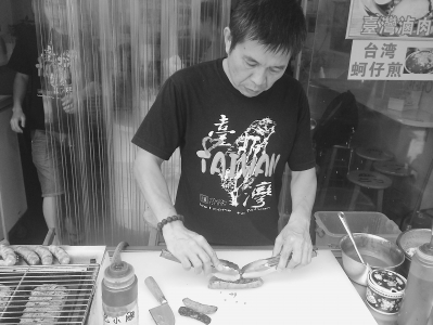 黄弘毅正在做大肠包小肠。