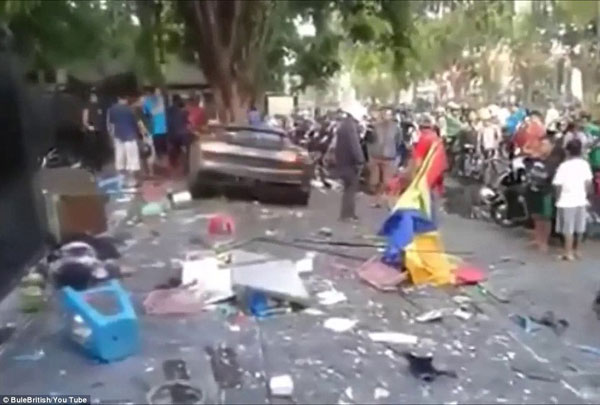 24岁的维扬驾驶兰博基尼跑车与法拉利跑车在市区相互追逐，失控撞上路边卖豆浆的摊贩。（视频截图）