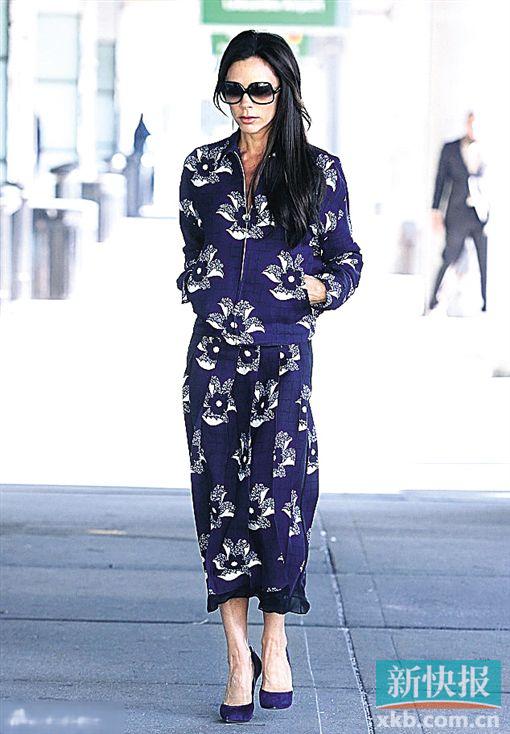 有位佳人,气质绝妙。    当地时间12月6日,美国纽约,贝嫂维多利亚·贝克汉姆现身机场,她身穿蓝色印花裙,墨镜遮面,高冷十足。