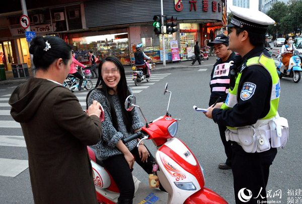 福州一电动车查纠点日开百张罚单 市民嘻哈中