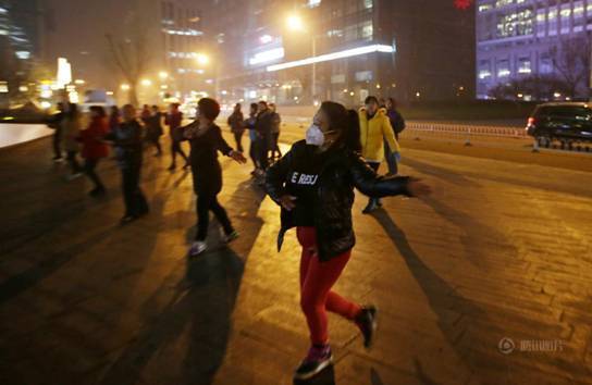 图：12月7日，北京，民众戴口罩在雾霾天跳广场舞