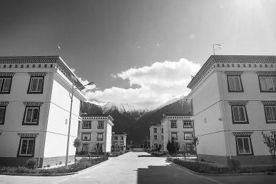 援藏干部为米林农场员工盖了新宿舍楼。