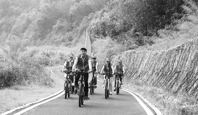 长泰志愿者组织绿道环保骑行。