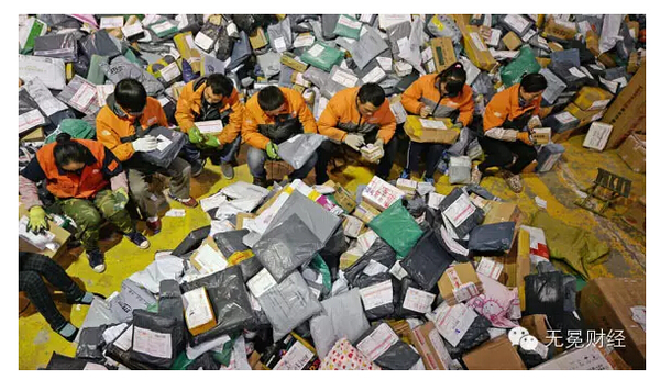 　　▲申通快递分拣中心堆积如山的包裹。