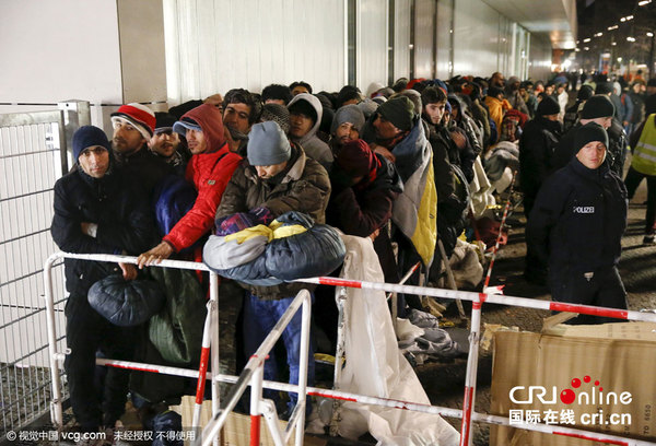 大批移民在德国政府部门外排队等待注册身份(