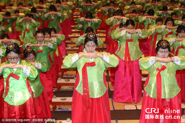 　　当地时间2015年12月9日，韩国大田市举行首届成人仪式，女高中生集体身穿传统韩服，行成人礼。图片来源：视觉中国