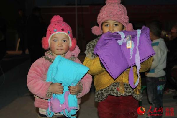 小朋友领到新衣服。