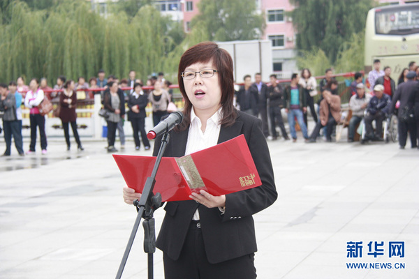 资料图片：市长刘宝芳在欢送新兵仪式上讲话。