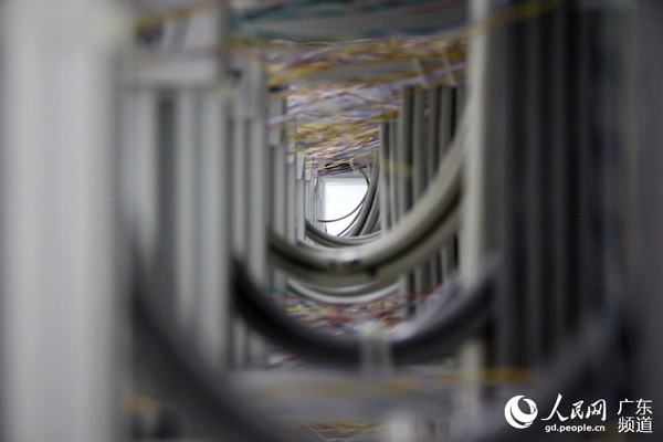 中国电信中山分公司机房一角，带宽在这里被逐级向下分配。钟哲 摄