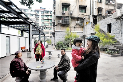 ▲9日，铜梁营盘街，营盘馨苑的居民们在老社区院坝改造的小花园里休闲，聊家常。本报记者 杨新宇 摄