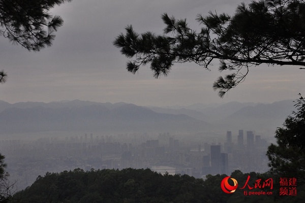 11日早晨 8：02，天空恢复阴暗，市区能见度一般。  吴隆重 摄于福州鼓山公路
