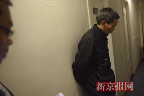 林父在下榻的宾馆接受采访。新京报记者 王嘉宁 摄