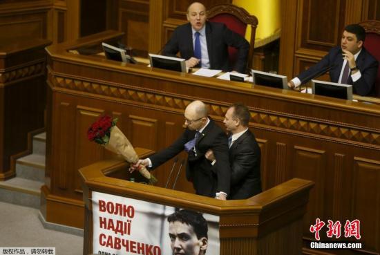 乌总理议会上遭袭击 被议员"献花"后拦腰抱起(图)