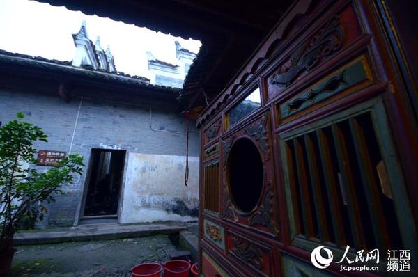 吉安燕坊古村房屋鳞次栉比,错落有致,以原生态的自然环境和古建筑闻名于世。(时雨/摄)